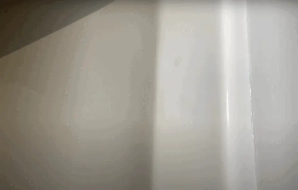 Smooth surface of the bathtub without holes
