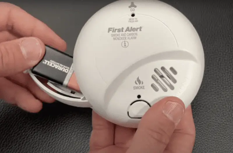 Reinstalling the smoke alarm with the battery