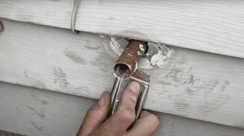 Cleaning the siding with a razor
