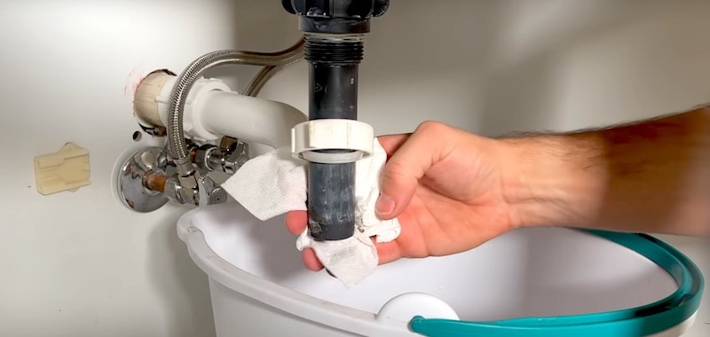 Cleaning the tailpipe of the sink drain
