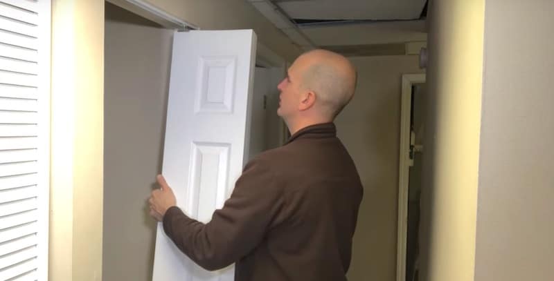 Repairing Bifold Doors: Lifting the door to reinstall the roller of the sliding panel