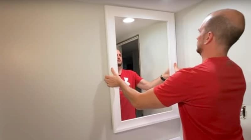 Setting the mirror in place