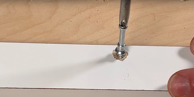 Hand-tightening the cam screw