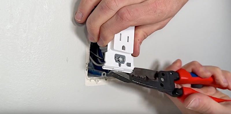 Lever-terminal outlet: Breaking off tabs before remounting wall plate