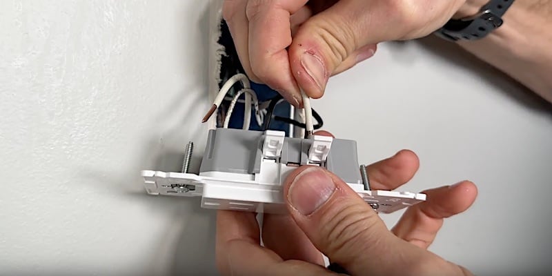 Inserting the neutral wires into the lever-terminal outlet