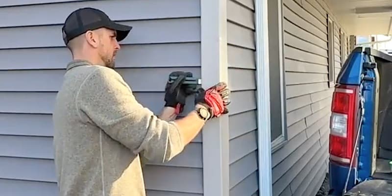 Using the siding tool to mount the new corner piece